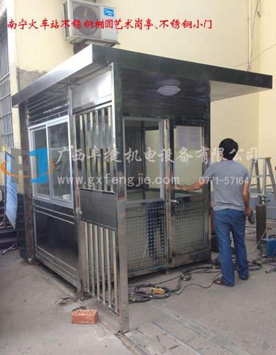 南寧市火車站不銹鋼橢圓崗?fù)ぜ安讳P鋼小門制作完成并投入使用！